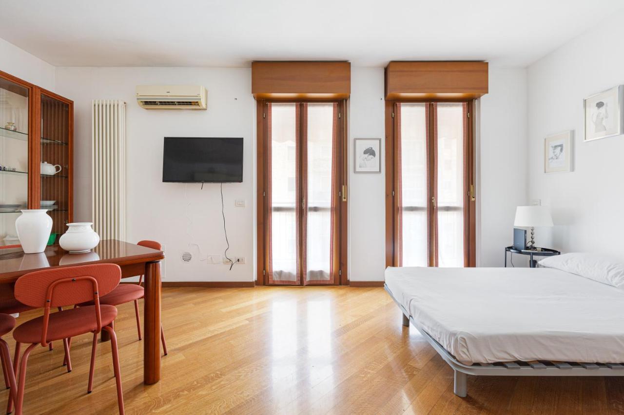 Cosy Studio With Balcony & Private Garage Milán Exteriér fotografie